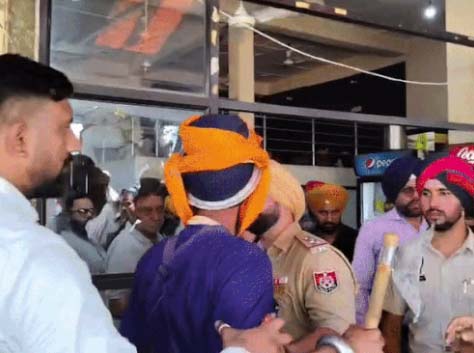 लुधियाना में सीपी दफ्तर के बाहर शिवसेना नेताओं के लड़ने जाता हुआ निहंग और उसे रोकते हुए पुलिस