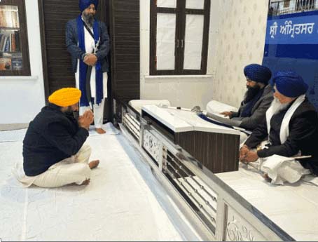 ये फोटो 15 जनवरी की है। अकाल तख्त जत्थेदार के सामने हाथ जोड़कर बैठे सीएम भगवंत मान।