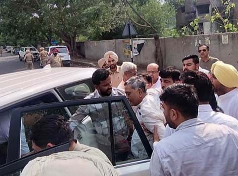 मनोरंजन कालिया को अस्पताल ले जाते सुरक्षाकर्मी व समर्थक।