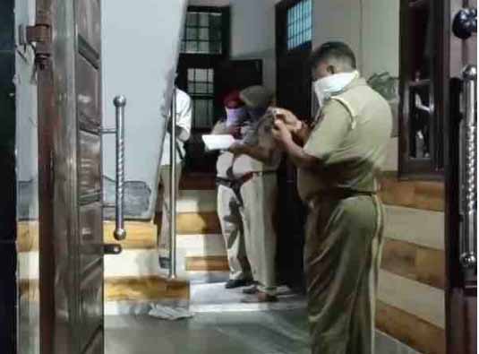 बाथरूम में मिले शव की जांच करती पुलिस की टीम।