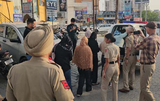 2 विदेशी महिलाओं सहित कुल 6 युवतियों को रेस्क्यू करते समय की फोटो।