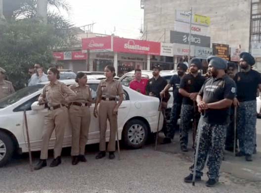 मौके पर पुलिस बल तैनात।