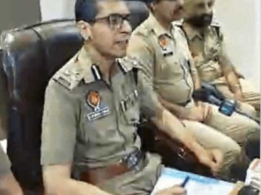 जानकारी देते हुए जालंधर पुलिस कमिश्नर सतिंदर सिंह।