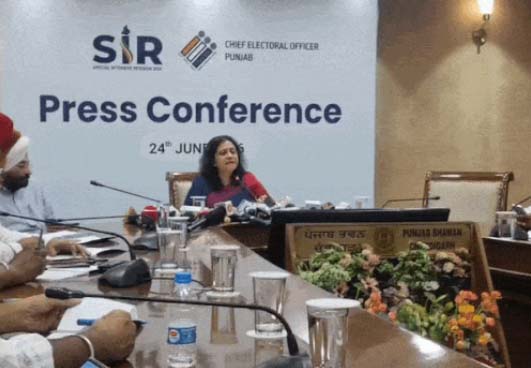 पंजाब की मुख्य चुनाव अधिकारी अनिंदिता मित्रा पंजाब भवन में मीडिया को संबोधित करते हुए।