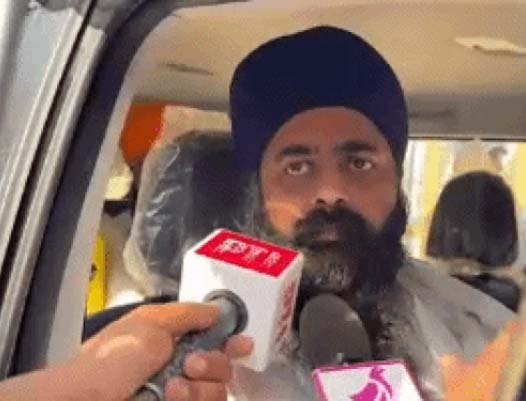 पंजाब से मध्यस्थता करने गए निहंग जानकारी देते हुए।
