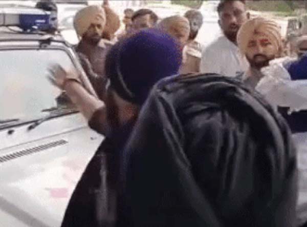 हिंदू नेता राजीव टंडन की पायलट गाड़ी को छुड़वाते पुलिस कर्मी।