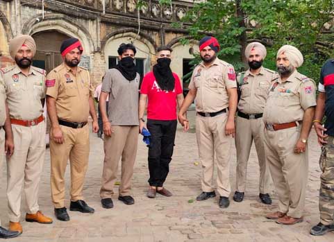पुलिस की गिरफ्त में आरोपी।