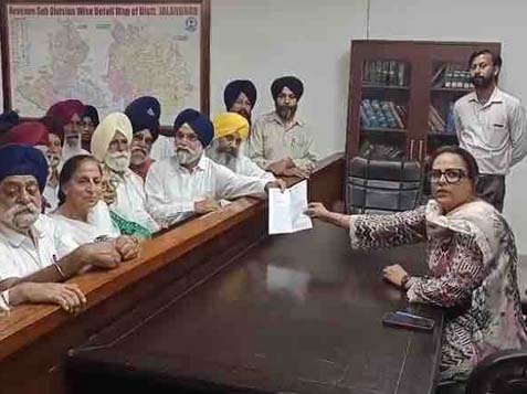 अकाली दल के लोगों ने ADC को तीन मांगों के लिए दिया ज्ञापन।