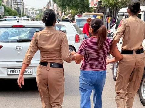 बरनाला में लाठीचार्ज के बाद सफाई कर्मचारियों को पकड़ कर ले जाती पुलिस। (फाइल फोटो)