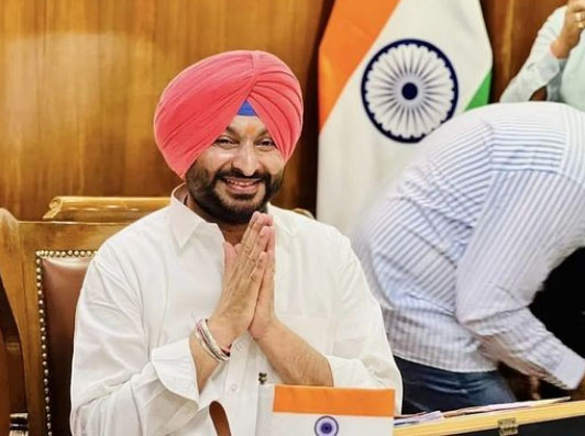 रवनीत बिट्‌टू केंद्र सरकार में रेल राज्य और खाद्य प्रसंस्करण उद्योग राज्य मंत्री थे।