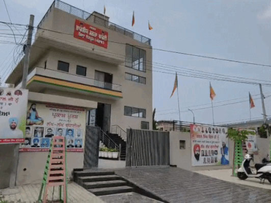 संगरूर में BJP ऑफिस पर हमले के बाद जांच करती पुलिस।