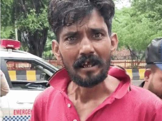 लाडोवाली रोड पुडा कॉम्पलेक्स में हंगामा करता युवक।