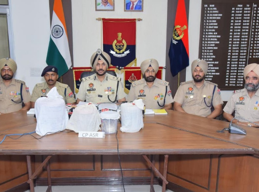अमृतसर में पत्रकारों से बातचीत करते पुलिस कमिश्नर गुरप्रीत सिंह भुल्लर व अन्य।