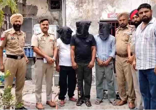 पुलिस के साथ गिरफ्तार आरोपी।