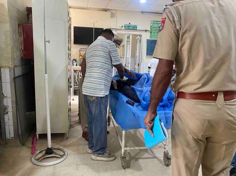 अस्पताल में साइकिल सवार बुजुर्ग।