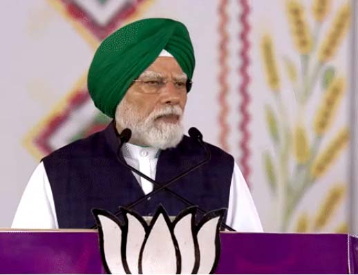 पीएम नरेंद्र मोदी हरी पगड़ी पहनकर मंच पर पहुंचे।