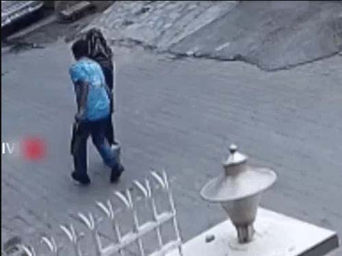 स्कूल जाती लड़की की टांगों के बीच युवक सुआ मारकर भाग गया।