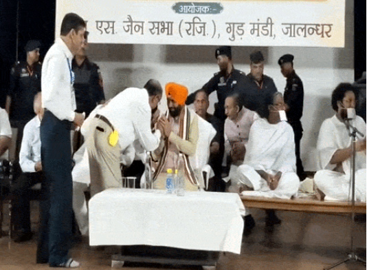 जालंधर गुड़ मंडी में जैन मुनी पियूष महाराज से आशीर्वाद लेते हरियाणा सीएम सैनी।