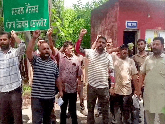 पठानकोट में कर्मचारियों ने 3 दिवसीय चक्का जाम हड़ताल का ऐलान किया।