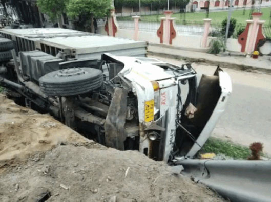 जालंधर में फ्लाईओवर से नीचे गिरा टिप्पर।