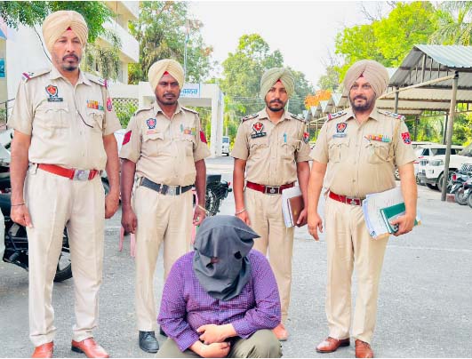 पुलिस की गिरफ्त में आरोपी।