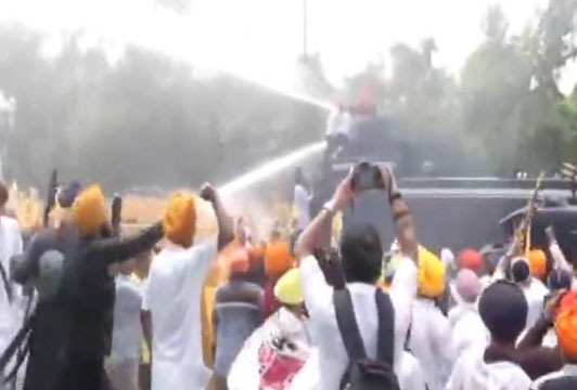 प्रदर्शनकारियों पर पानी की बौछारें मारी गईं।