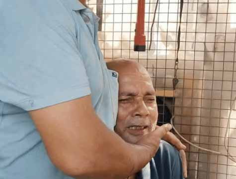 हादसे में रोता महिला का पति।
