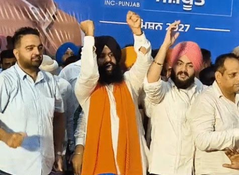 मंच से चूड़ियां डालने का इशारे करते हुए पूर्व MLA सिमरजीत बैंस।