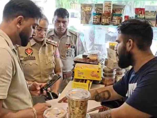 मौके पर पहुंची पुलिस की टीम।