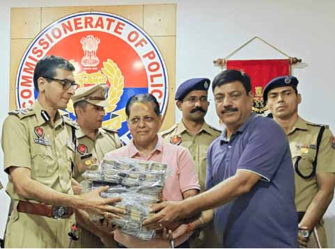लूट का रिकवर किया गया पैसा मालिकों को सौंपते सीपी जालंधर सतिंदर सिंह।