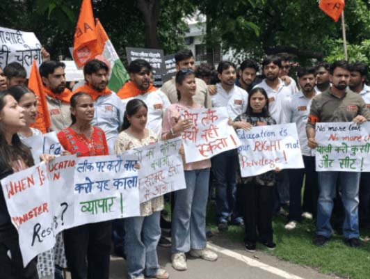चंडीगढ़ में पंजाब के शिक्षा मंत्री हरजोत बैंस के आवास के बाहर प्रदर्शन करते एबीवीपी कार्यकर्ता।