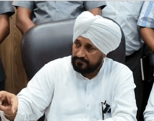 जालंधर में प्रेस कॉन्फ्रेंस के दौरान मीडिया से बातचीत करते सांसद चरणजीत सिंह चन्नी