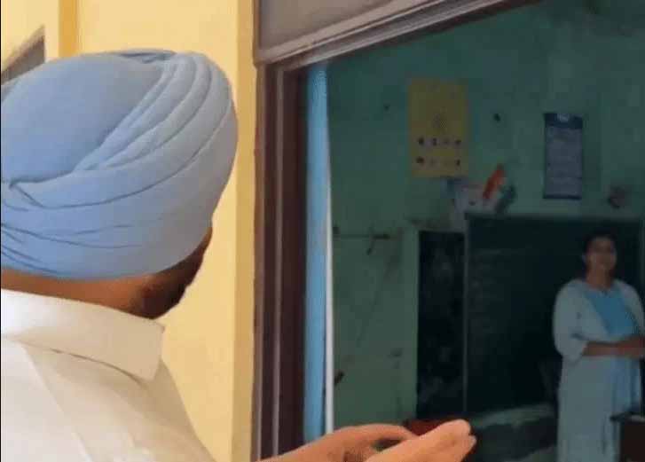 टीचर से बातचीत करते रवनीत सिंह बिट्टू।