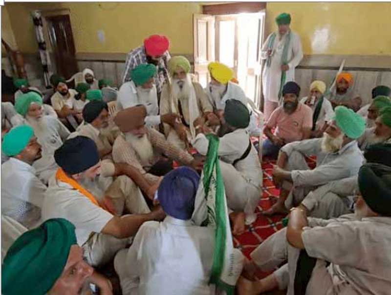 गुरुद्वारे में बैठे किसान नेता जगजीत सिंह डल्लेवाल व अन्य।