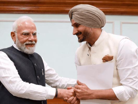 PM मोदी से मिले हरभजन सिंह।
