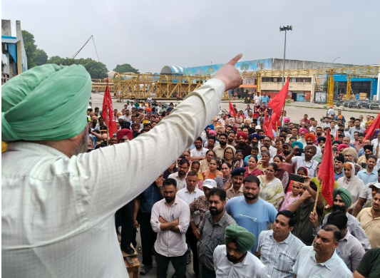 कपूरथला में प्रदर्शन करते हुए RCF कर्मचारी।