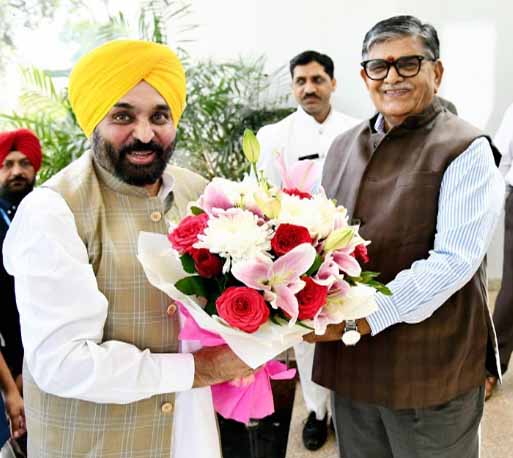 पंजाब के राज्यपाल गुलाबचंद कटारिया और पंजाब के मुख्यमंत्री भगवंत मान। फाइल फोटो