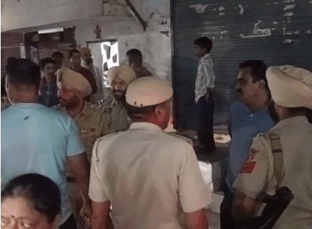 फायरिंग के बाद घटनास्थल पर जुटी भीड़।