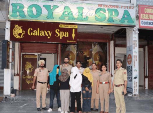 पुलिस के साथ गिरफ्तार आरोपी।