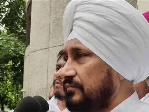 जालंधर डीसी आफिस में पहुंचे सांसद चरनजीत सिंह चन्नी।