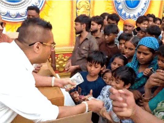 राजा दी किंग उर्फ राकेश त्रेहान ने मोहाली में नोटों का लंगर लगाया।