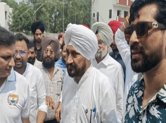 जालंधर धरने में पहुंचे सांसद और पूर्व सीएम चरणजीत सिंह चन्नी।