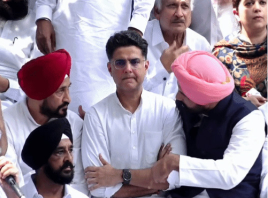 चंडीगढ़ में रैली के दौरान वड़िंग और चन्नी आपस में बात करते दिखे। इस दौरान सचिन पायलट बीच में बैठे दिखे।