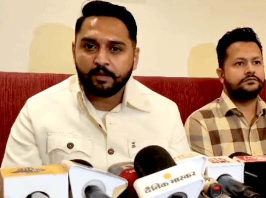पंजाब यूथ कांग्रेस प्रधान शुभम पंजाब सरकार पर निशाना साधते हुए।