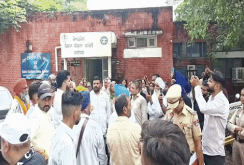 जालंधर में DC दफ्तर के बाहर ट्रैवल एजेंटों से पीड़ित लोग एकत्रित हुए।