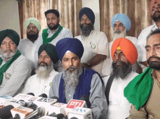 किसान मजदूर कमेटी पंजाब के नेता सरवन सिंह पंधेर जानकारी देते हुए।