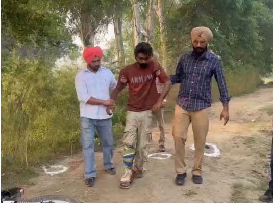 गैंगस्टर हरमन बोपाराय को पकड़कर ले जाती पुलिस।