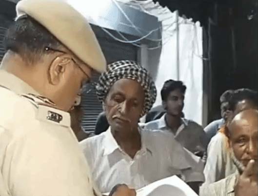 मामले की जानकारी लेते हुए पुलिस।