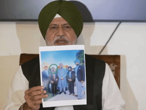 चंडीगढ़ में बलतेज पन्नू प्रेस कांफ्रेंस करते हुए।