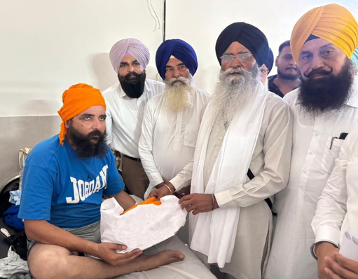 संगरूर अस्पताल में मोहनजीत सिंह से मिलते एसजीपीसी प्रधान हरजिंदर सिंह धामी।